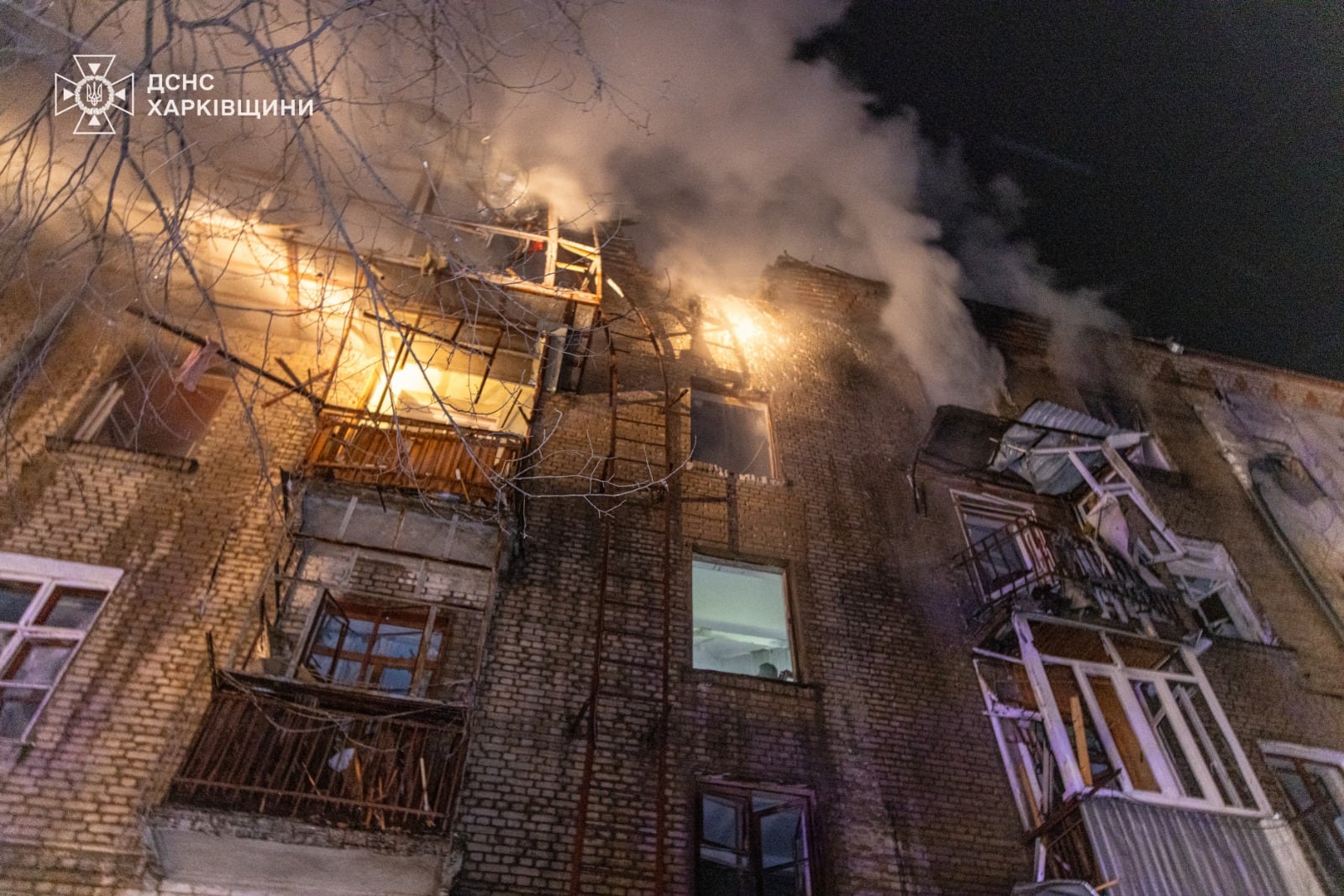 El incendio en uno de los edificios afectados por el ataque ruso (Créditos: Servicio Estatal de Emergencias de Ucrania)