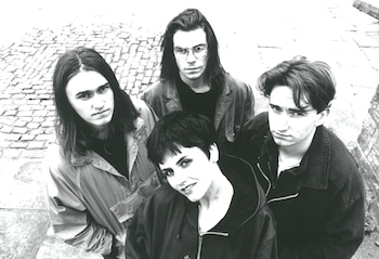 El álbum debut de The Cranberries logró el número uno en Irlanda y Reino Unido, vendió más de seis millones de copias y consolidó a Dolores O’Riordan como voz icónica del rock (Reuters)