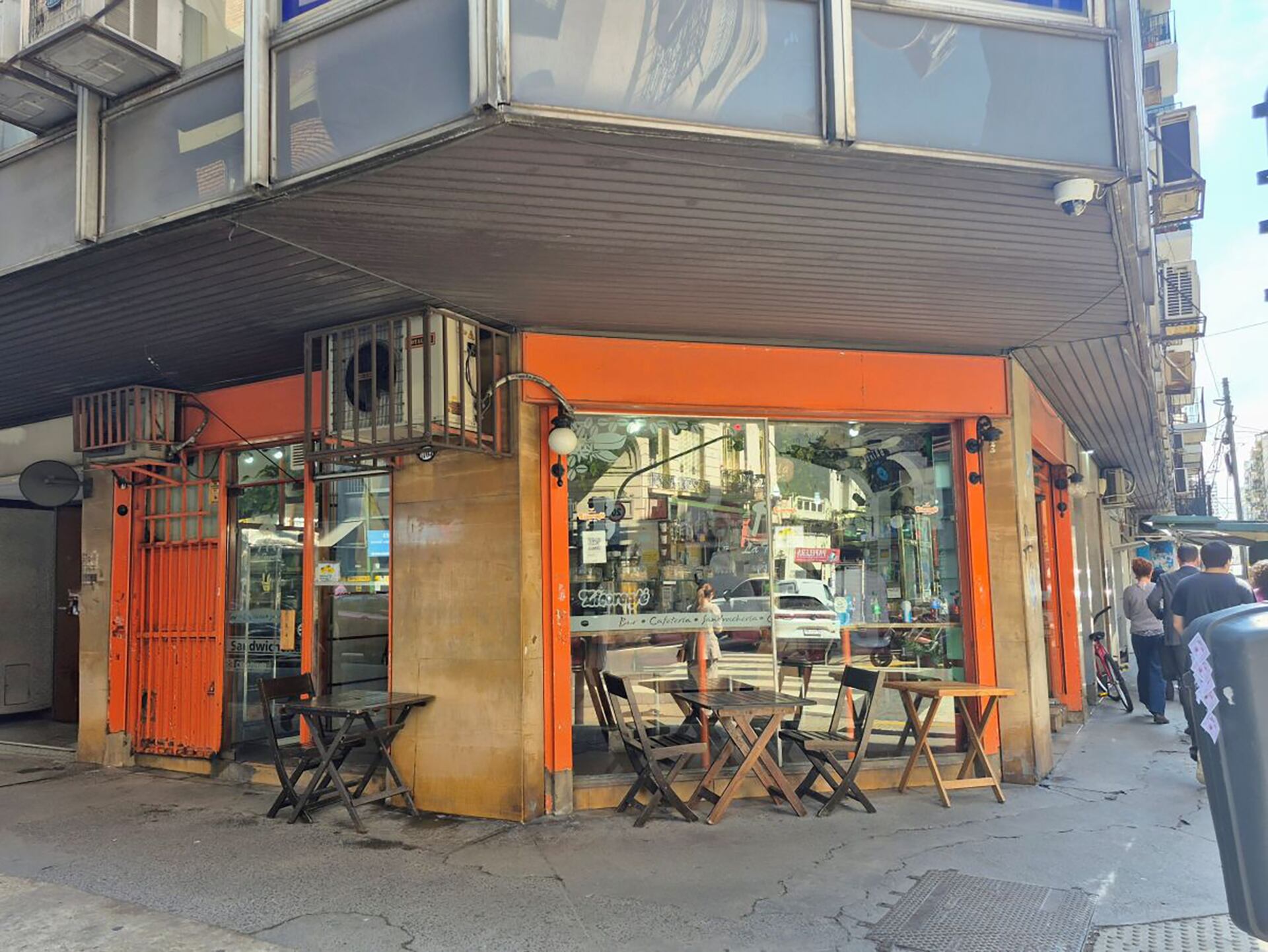 El bar La Tayuela se alza en la esquina de Rodríguez Peña y Bartolomé Mitre. Fue fundado en 1982