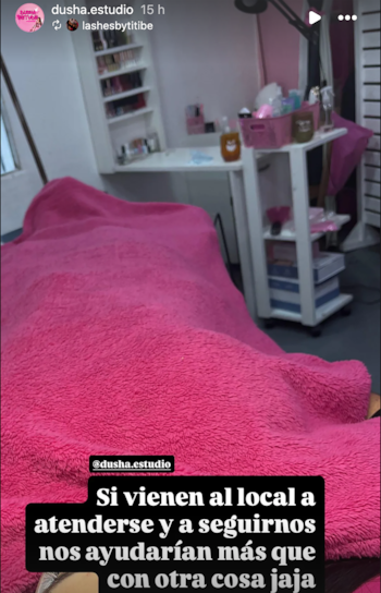 Interior de un local comercial en Caseros, mostrando una camilla cubierta con una manta rosa y estantes con productos en el fondo