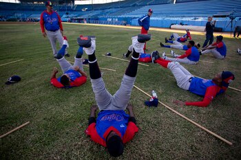 Peloteros de la selección de Cuba inician entrenamientos en el estadio Latinoamericano rumbo al Clásico Mundial de Béisbol, el lunes 16 de enero de 2023. (AP Foto/Ismael Francisco)