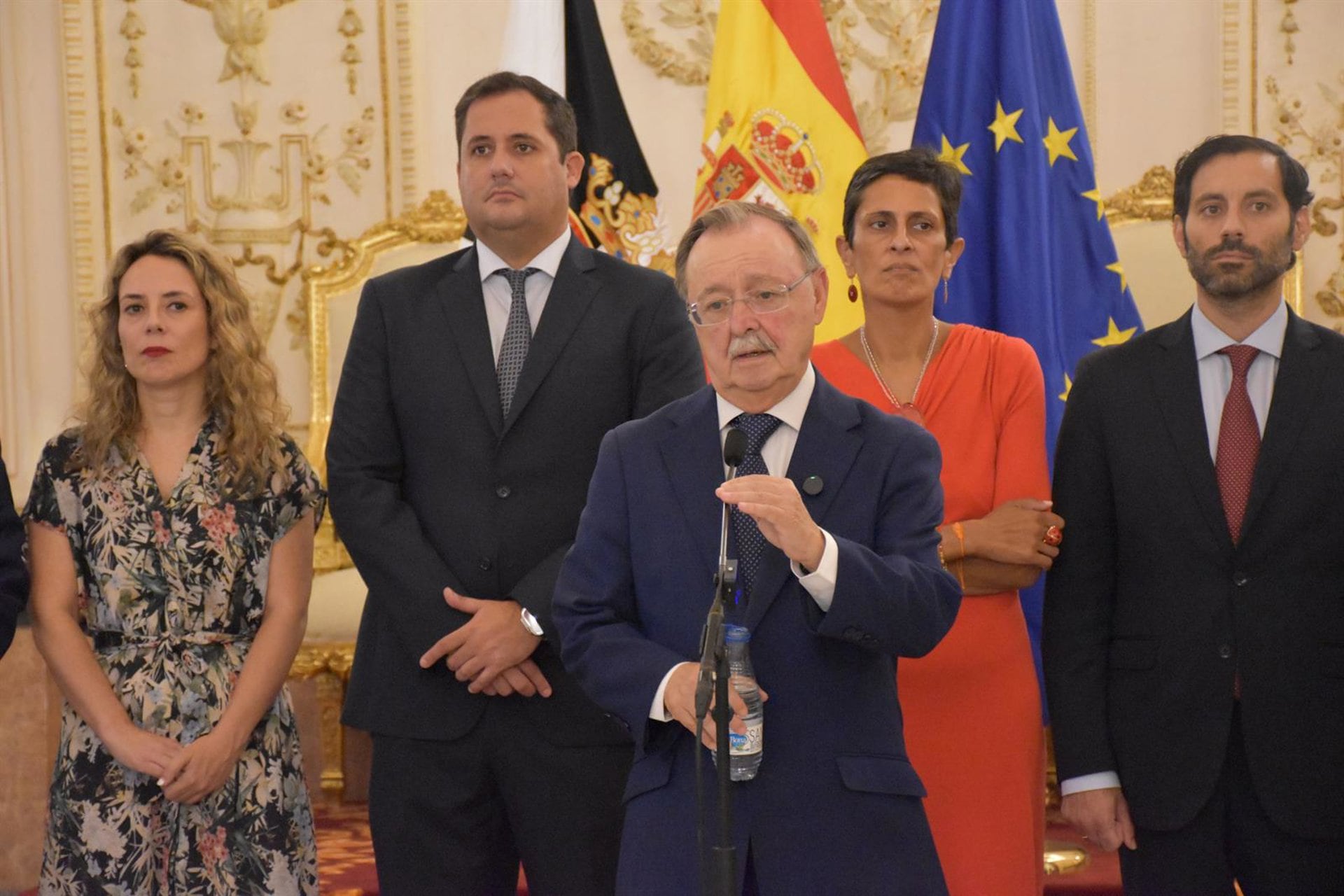 12/08/2026 El presidente de la Ciudad Autónoma de Ceuta, Juan Jesús Vivas (c), ofrece declaraciones a los medios tras su encuentro con la ministra de Defensa, en el Palacio de la Asamblea, a 12 de agosto de 2026, en Ceuta (España). Robles se desplaza hoy a Ceuta para abordar la situación tras la reciente crisis migratoria y conocer el despliegue de las tropas del Mando Operativo Terrestre en la ciudad.
POLITICA
Gabriela Sardá Núñez - Europa Press