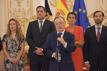 12/08/2026 El presidente de la Ciudad Autónoma de Ceuta, Juan Jesús Vivas (c), ofrece declaraciones a los medios tras su encuentro con la ministra de Defensa, en el Palacio de la Asamblea, a 12 de agosto de 2026, en Ceuta (España). Robles se desplaza hoy a Ceuta para abordar la situación tras la reciente crisis migratoria y conocer el despliegue de las tropas del Mando Operativo Terrestre en la ciudad.
POLITICA
Gabriela Sardá Núñez - Europa Press