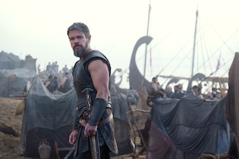 Matt Damon durante el rodaje de "La Odisea", proyecto en el que debió bajar más de 18 kilos para interpretar al guerrero griego Odiseo (Melinda Sue Gordon/Universal Pictures)