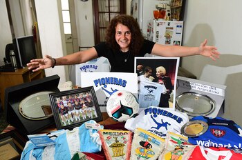 Lucila "Luky" Sandoval, junto a