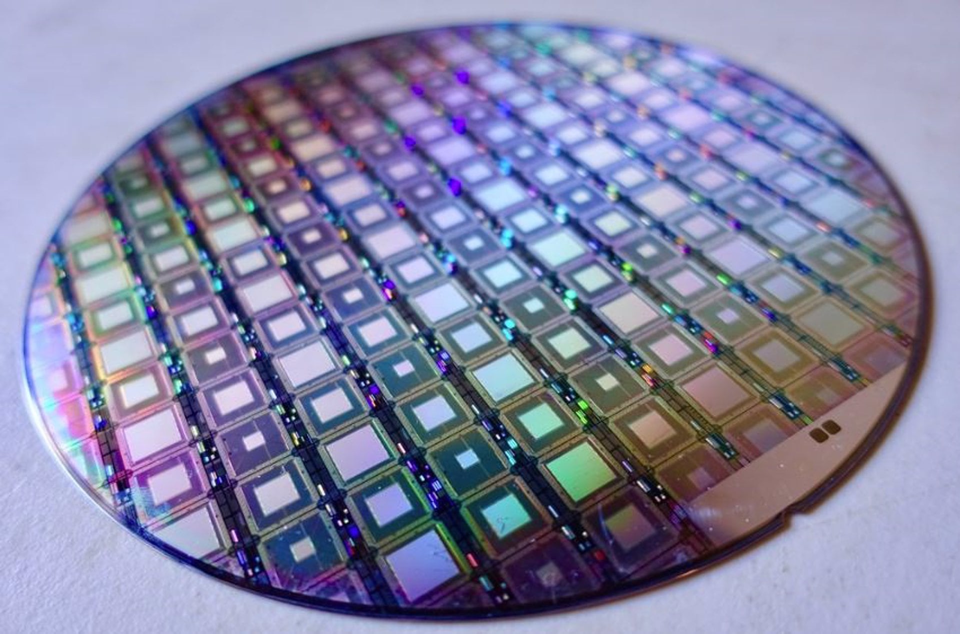 Google publicó en la revista Science un avance con su chip Willow que reduce drásticamente los errores en la computación cuántica.