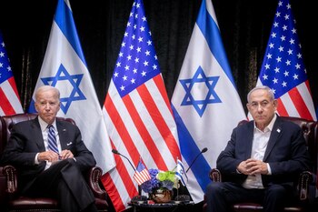 El presidente de Estadios Unidos, Joe Biden (i), y el primer ministro israelí, Benjamín Netanyahu (d), durante una reunión en Tel Aviv (Israel), el 18 de octubre de 2023. EFE/Miriam Alsater/Pool/Archivo