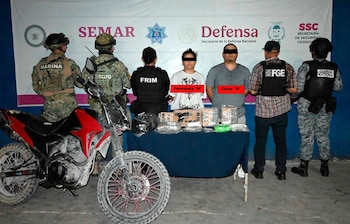 El primer operativo se realizó en la Supermanzana 233, donde fueron capturados Fernanda “N” y César “N”. (Crédito: Fiscalía de Quintana Roo)