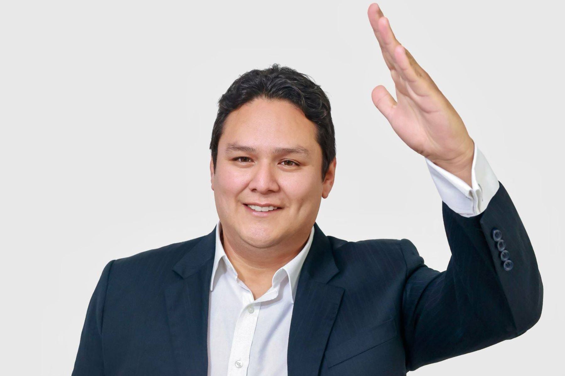 Enrique Valderrama, candidato presidencial del Partido Aprista, fue acusado de hurtar TV y laptop en 2012