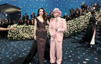 J Balvin acompañado de su