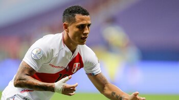 El peruano Yoshimar Yotún sufre