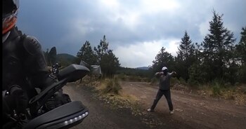 Un hombre salió de entre