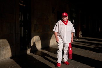 Bruce Anderson, operador turístico de San Fermín, posa en Pamplona, al norte de España, el jueves 2 de julio de 2026. (Foto AP/Miguel Oses)