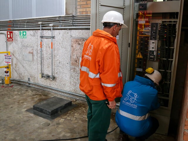 La Empresa de Acueducto y Alcantarillado de Bogotá cobró de más a familias de estrato 2 de Hacienda Los Molinos por una presunta falla en la asignación de subsidios - crédito Colprensa