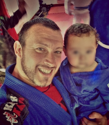 El hombre tuvo una carrera