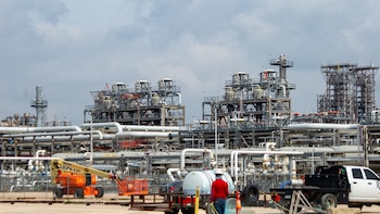 La Casa Blanca evalúa usar la Ley de Producción para la Defensa para aumentar la refinación de petróleo
