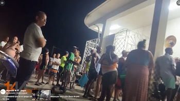 La fila que la policía tuvo que calmar: cómo los apagones de Cuba convirtieron una panadería en el único punto de luz y de disputa en Guanabacoa