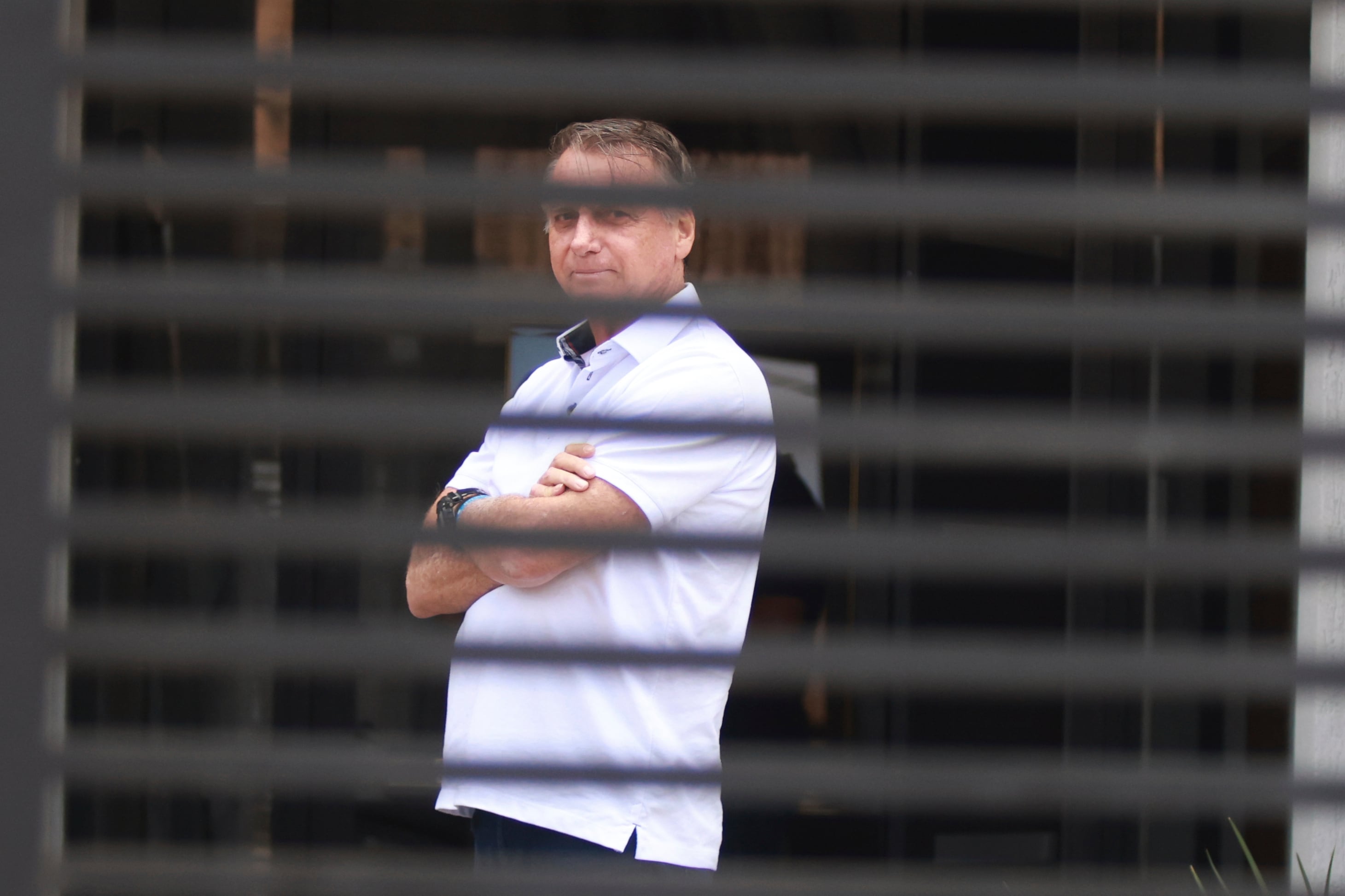 El ex presidente de Brasil Jair Bolsonaro, en la entrada de su casa, donde estaba bajo arresto domiciliario (REUTERS)