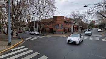 Tragedia en Villa Devoto: se le trabó la mochila en la puerta del colectivo cuando bajaba, cayó al asfalto y murió atropellada