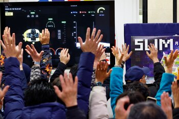 La gente levanta la mano