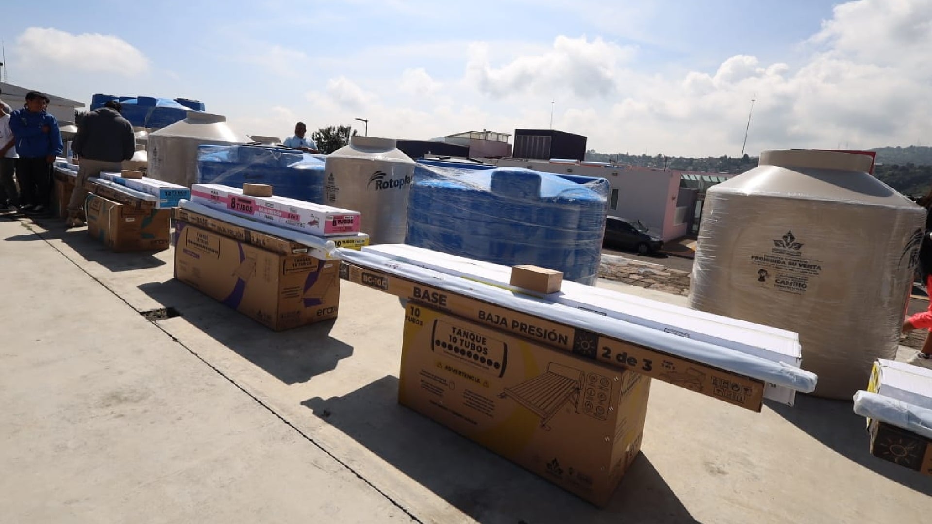 Gobierno municipal de Huixquilucan hizo entrega de calentadores solares (Gob. Huixquilucan)