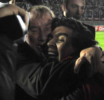 Diego Maradona y Salvador Bilardo festejan la clasificacion para el Mundial de Sudafrica 2010, tras el triunfo obtenido por Argentina en el estadio Centenario frente a Uruguay por 1 a 0.