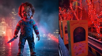 Un muñeco con cicatrices y un cuchillo frente a una catedral iluminada de noche junto a tres cajas amarillas alineadas bajo luces rojas.