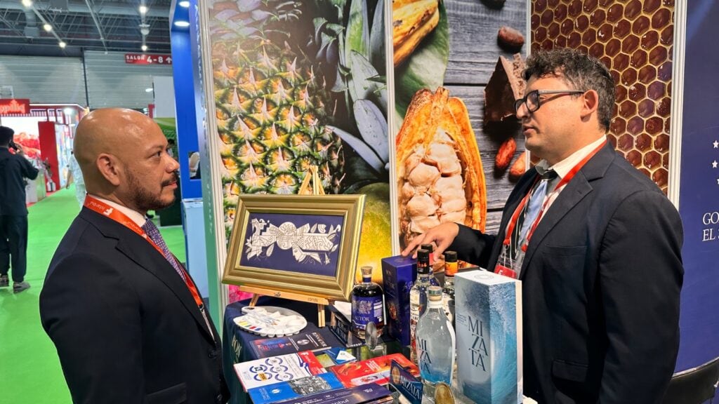 La participación coordinada por la Cancillería puso frente a marcas salvadoreñas de alimentos y bebidas ante comercializadoras, cadenas minoristas y representantes del sector gastronómico en una vitrina internacional de alto movimiento (Foto cortesía Ministerio de Relaciones Exteriores)