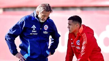 Ricardo Gareca sosteniendo un diálogo