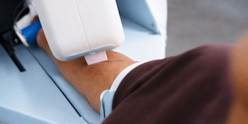 Aletta automatiza todo el proceso de venopunción, desde la identificación de la vena hasta la colocación de la venda, usando tecnología avanzada (Captura/YouTube)