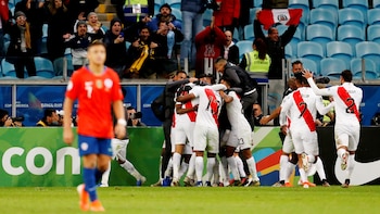 Perú venció 3 a 0 a Chile en el último duelo entre ambos seleccionados (Reuters)