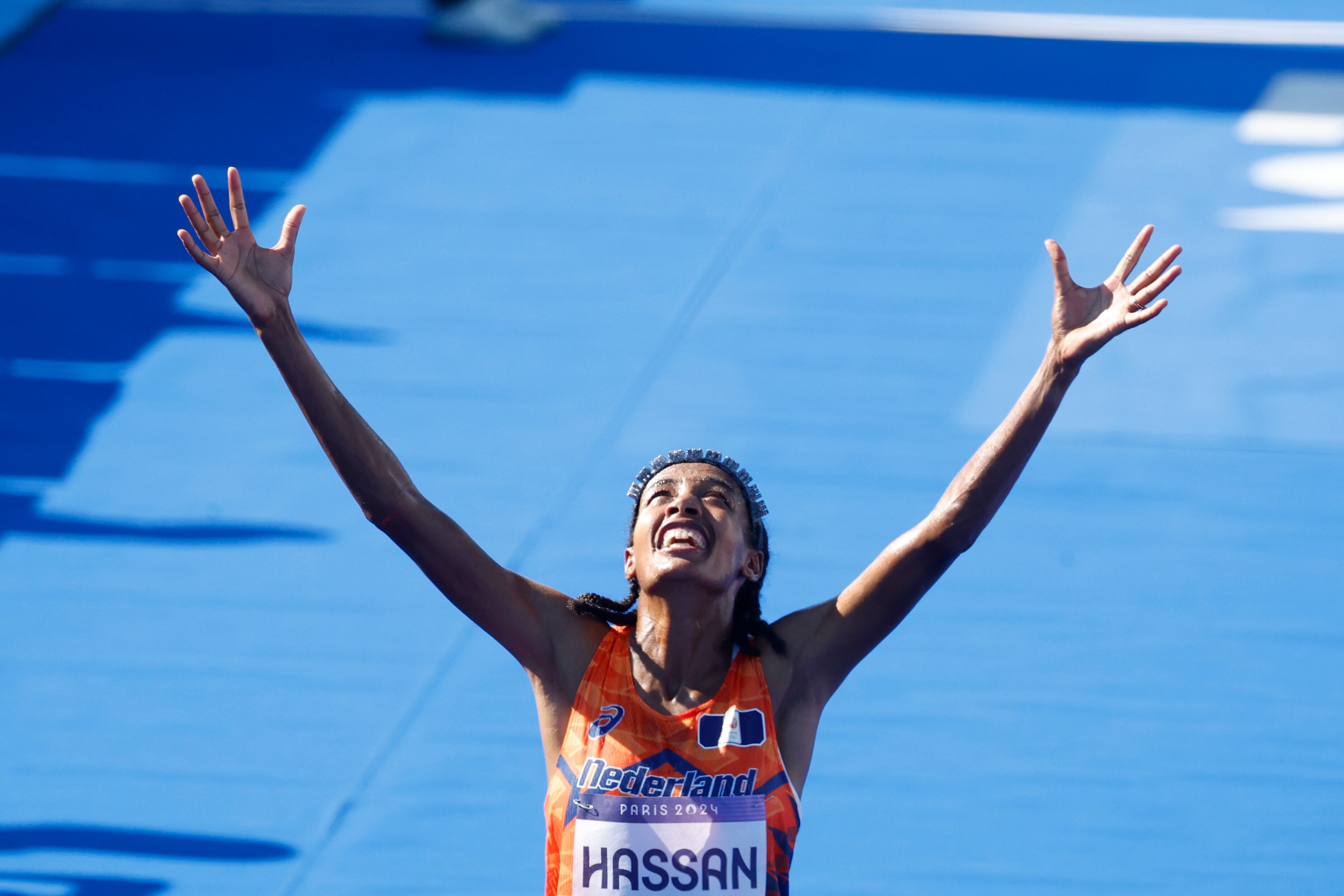 La atleta holandesa Sifan Hassan cruza la línea de meta para ganar el oro en la prueba de maratón femenino de los Juegos Olímpicos de París 2024. Correr libera serotonina y produce la llamada euforia del corredor EFE/ Juanjo Martín
