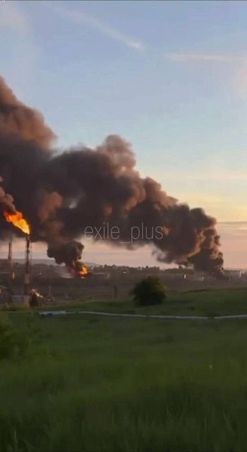 Columnas de humo negro se elevan sobre la refinería de Saratov, operada por Rosneft, tras el ataque de drones ucranianos en la madrugada del domingo. La planta procesa siete millones de toneladas de crudo al año. (redes sociales)