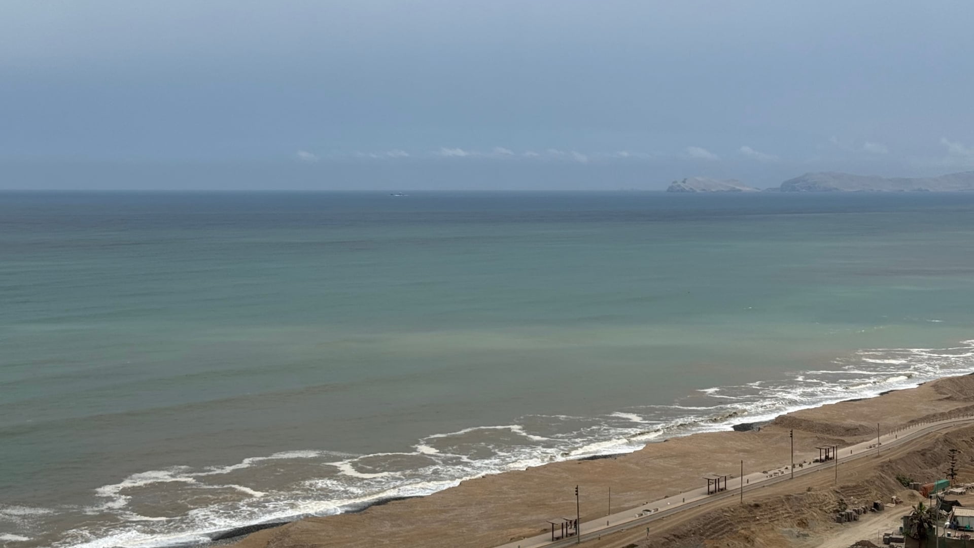 La pérdida de fitoplancton cambió la imagen habitual del océano peruano y anticipa alteraciones para la anchoveta, la fauna y la actividad pesquera| Foto: Paula Elizalde (Infobae Perú)