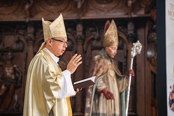 Durante una misa, el obispo