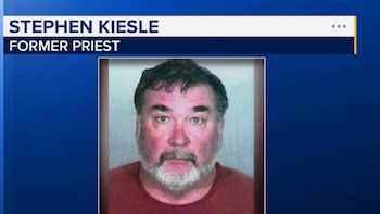 Captura de pantalla con texto 'STEPHEN KIESLE FORMER PRIEST' y una foto de tipo policial de un hombre blanco de mediana edad con barba canosa