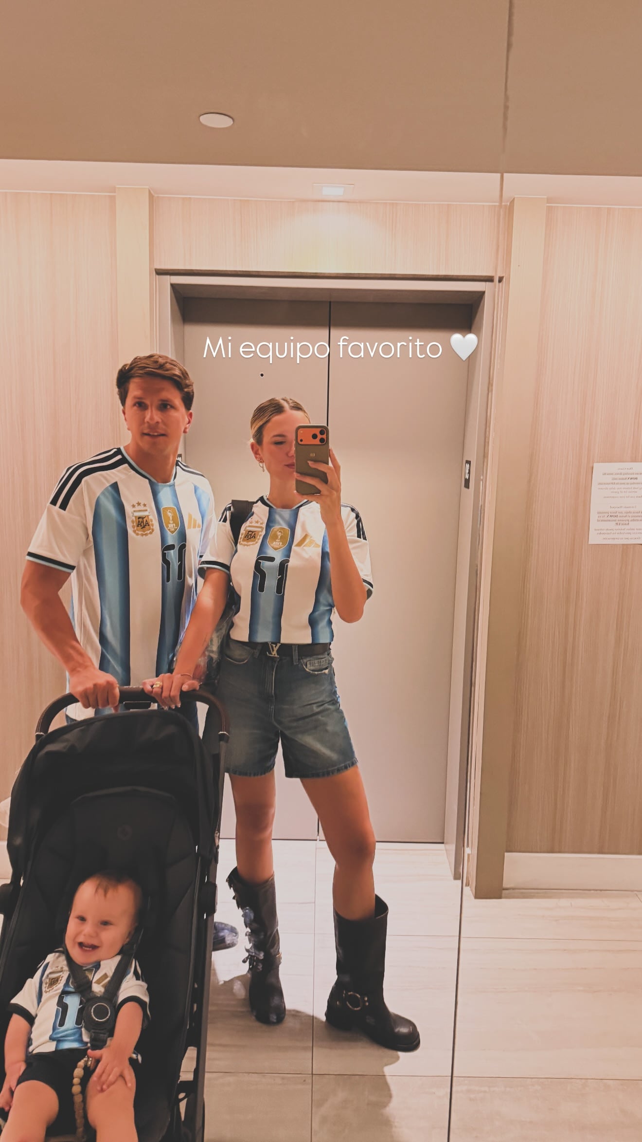 Eva Bargiela y Gianluca Simeone posan para una selfie en un edificio en Miami junto a su hijo, todos con camisetas de la selección argentina.