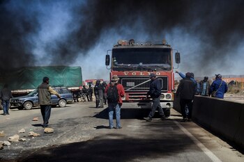 La falta de divisas combinada con la caída de la producción petrolera, generó problemas en la importación del combustible, y esto derivó en protestas de los transportistas (REUTERS)