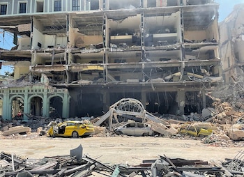 El bajo, la primera y segunda plantas del edificio -de seis pisos- quedaron gravemente afectados por la explosión, que echó abajo la fachada, provocando una lluvia de cascotes sobre la calle (REUTERS/Alexandre Meneghini)