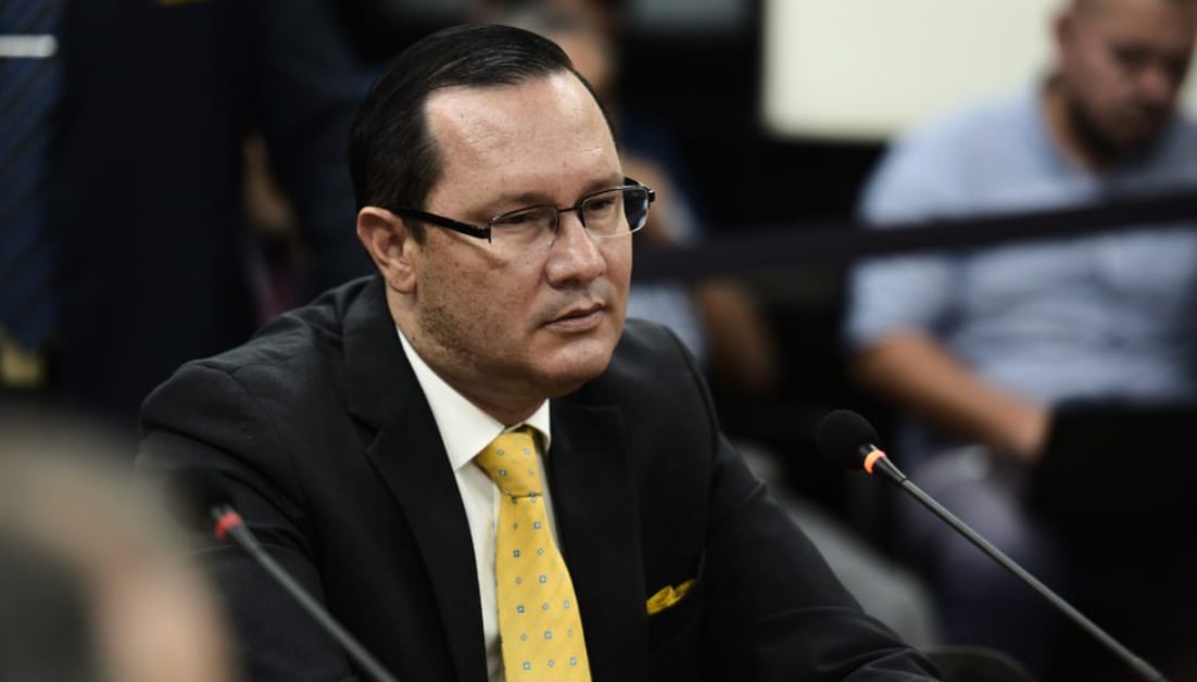 El encuentro, coordinado por las autoridades, incluyó únicamente a las madres y garantizó la confidencialidad, marcando la última posibilidad de contacto antes del traslado internacional. Fuente: Semanario Universidad