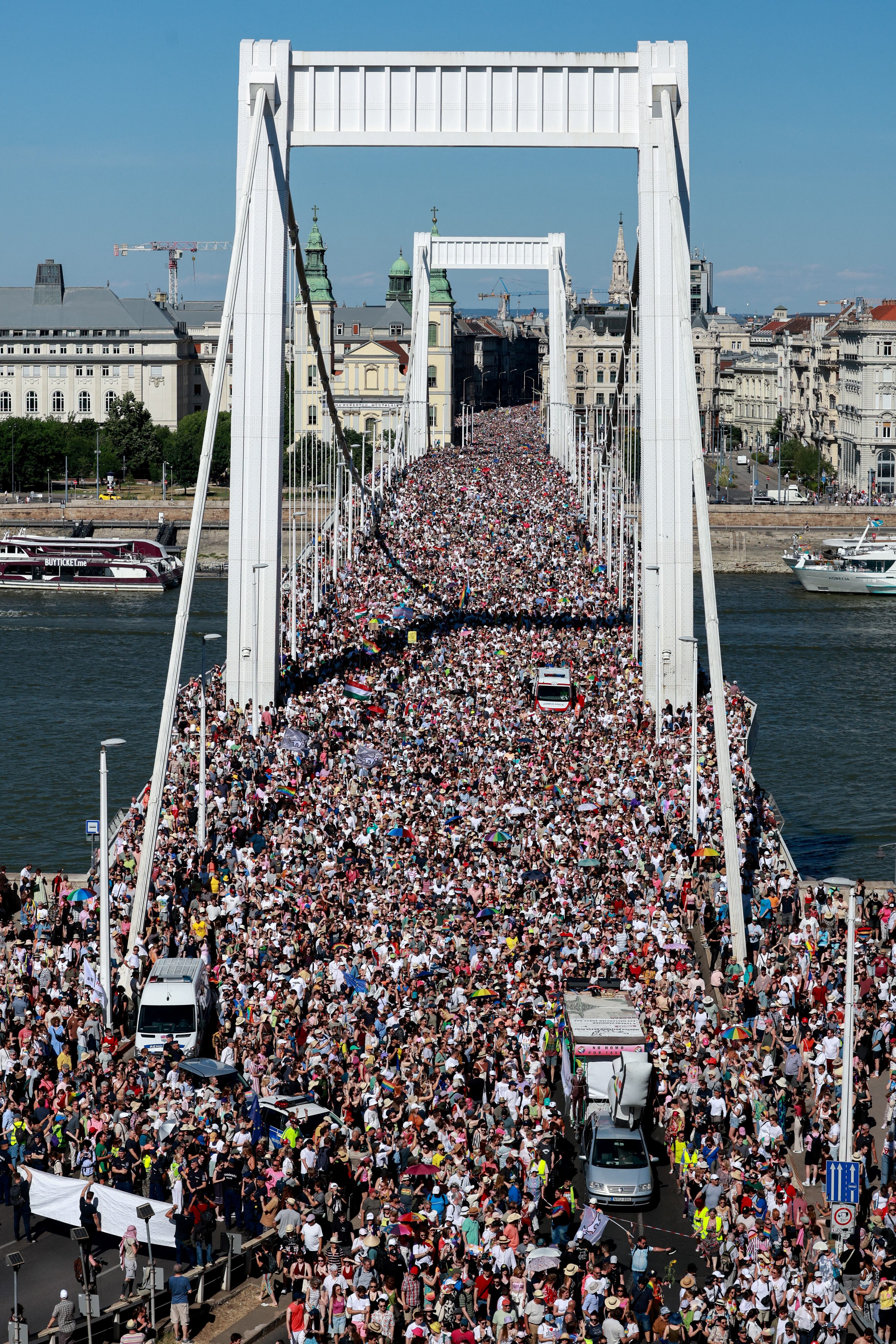 Los organizadores del Budapest Pride calcularon la participación de 200.000 personas en la manifestación (REUTERS/Bernadett Szabo)