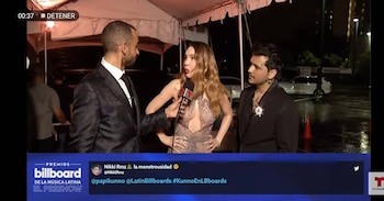 La pareja llegó tomada de