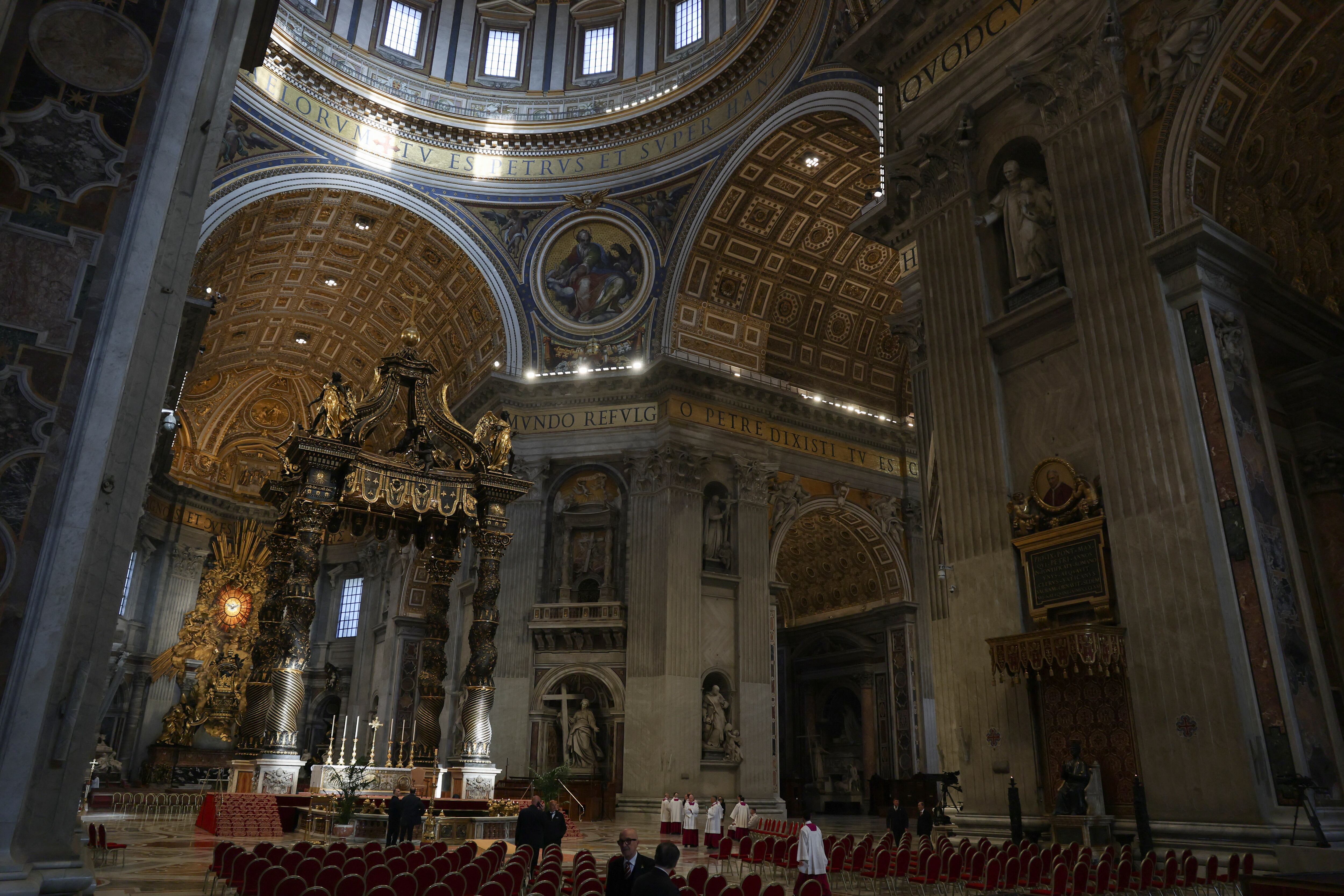 La ceremonia comenzará el 26 de abril de 2025 con la celebración de la Santa Misa Exequial en el atrio de la Basílica de San Pedro, a las 10:00 horas, en un acto solemne al que se espera que asistan miles de fieles (REUTERS/Claudia Greco)