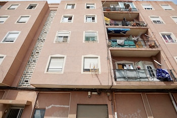 Vista general del domicilio donde convivía la mujer asesinada a manos de su pareja sentimental en Callosa de Segura (EFE/Morell)