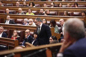 02/10/2026 El presidente de Vox, Santiago Abascal, vota durante una sesión plenaria, en el Congreso de los Diputados, a 2 de octubre de 2026, en Madrid (España). El Congreso vota hoy la convalidación o derogación de los dos Reales Decretos en materia de vivienda publicados por el Gobierno esta semana en el BOE. En concreto se tratan del Real Decreto-ley 26/2026, de 29 de septiembre, por el que se adoptan medidas urgentes para la protección de la función social de la vivienda y la ampliación de la oferta de vivienda asequible, y del Real Decreto-ley 27/2026, de 29 de septiembre, por el que se adoptan medidas urgentes para reforzar la estabilidad de los contratos de arrendamiento de vivienda habitual.
POLITICA
Eduardo Parra - Europa Press