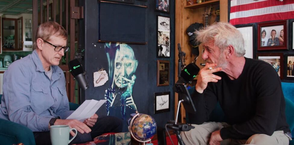 Penn diferenció entre relaciones inapropiadas y abuso sexual, minimizando las acusaciones contra el director (Captura: YouTube/Louis Theroux)