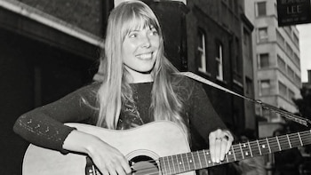 Joni Mitchell obtuvo la ciudadanía estadounidense 62 años después de llegar desde Canadá