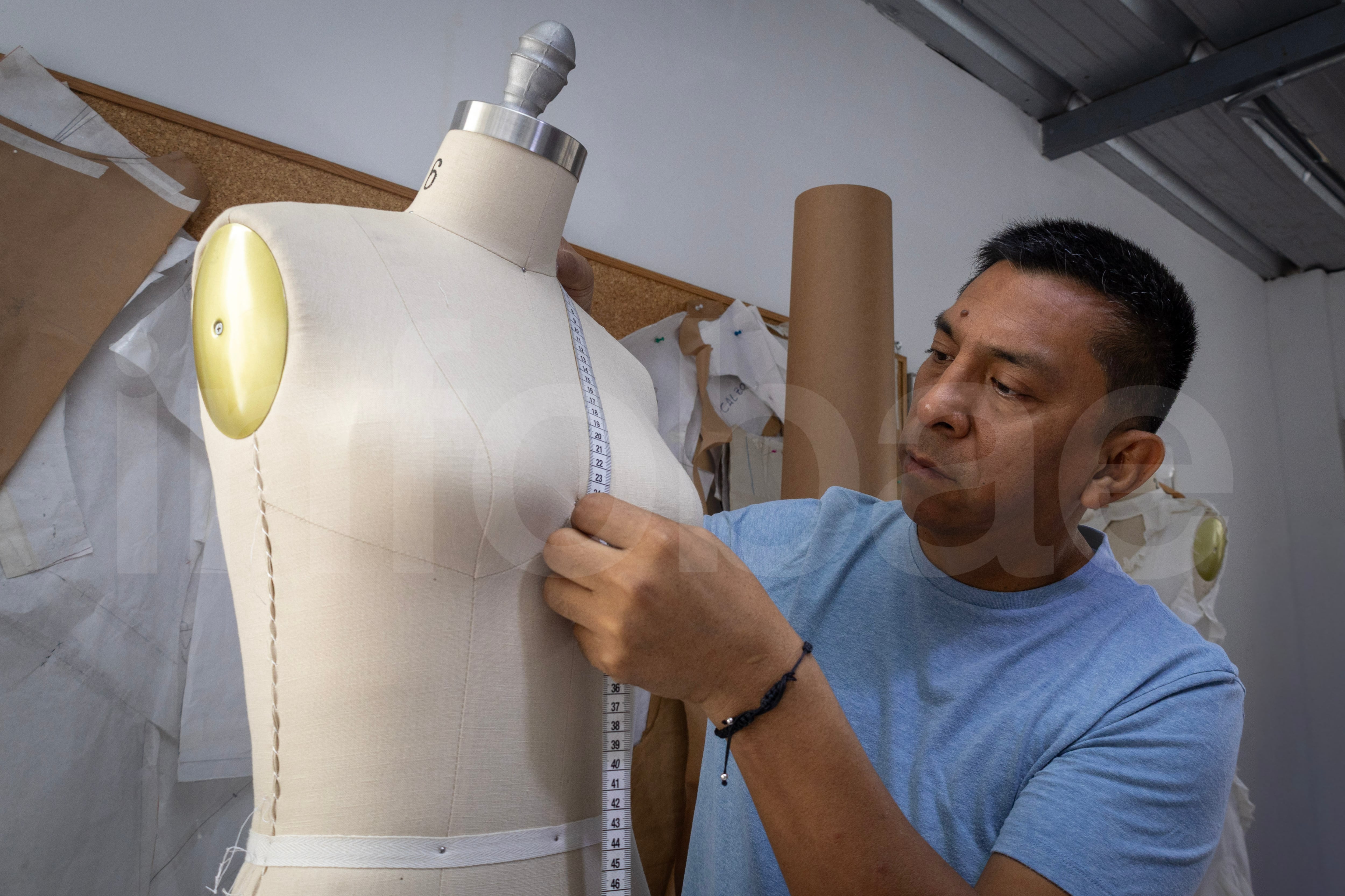 Tras crecer entre telas y talleres familiares, Jorge Salinas se ha convertido en una figura clave del diseño latinoamericano. Foto: Paula Elizalde / Infobae Perú