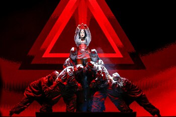 Impactante despliegue escenográfico y coreográfico