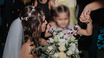 La periodista lució el cabello suelto y ondeado en el gran día de su boda. Verónica Linares, Facebook/Veronica Linares.